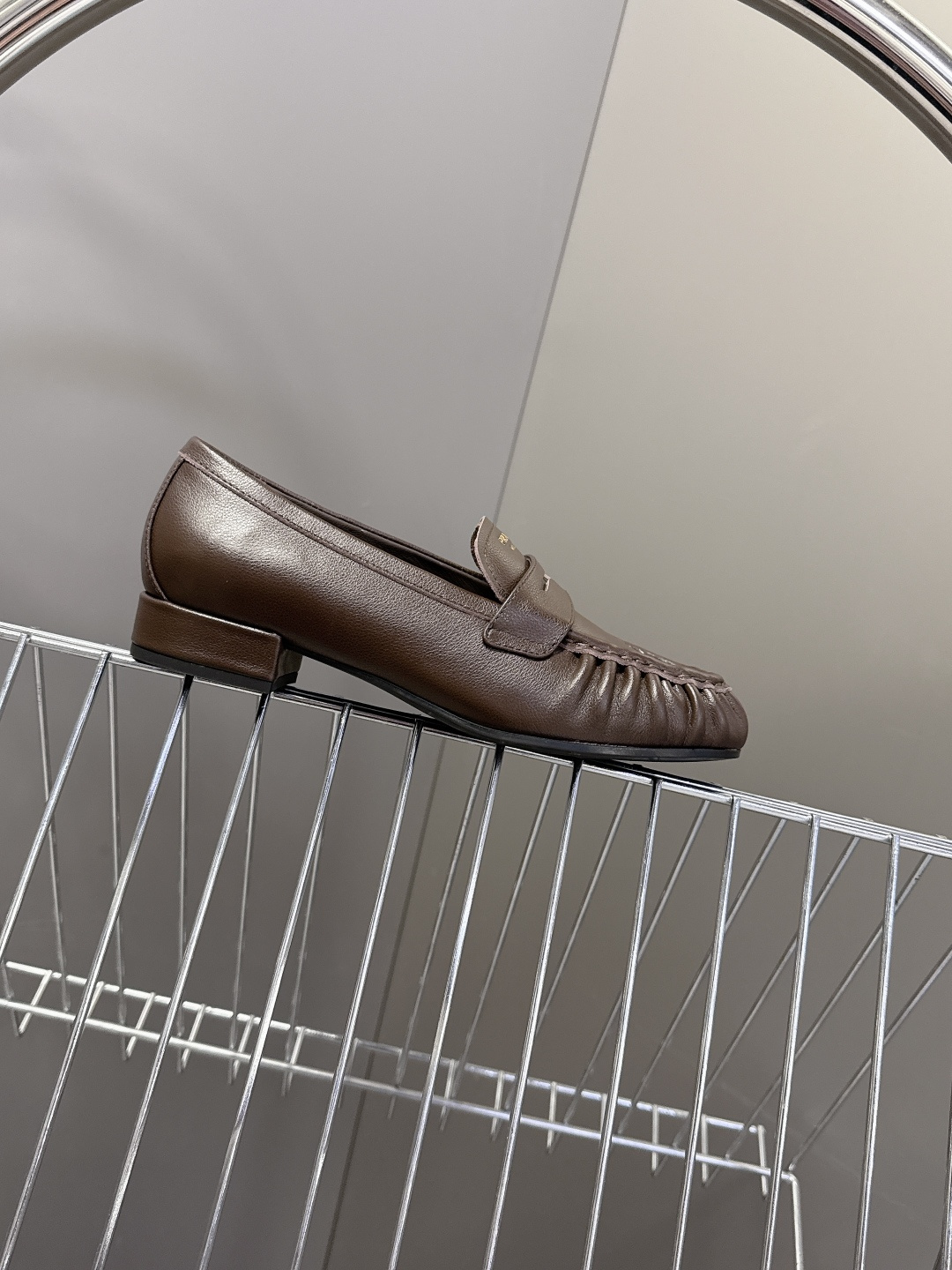 PRADA普拉达2026春夏最新款乐福鞋超多明星网红种草 今年超火的褶皱乐福鞋 柔软细腻 复古又优雅 穿