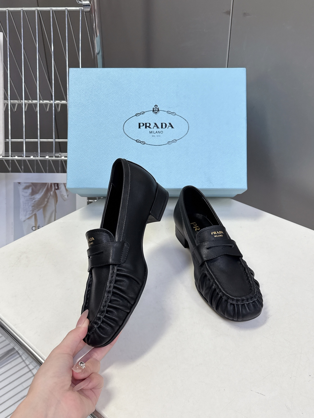 PRADA普拉达2026春夏最新款乐福鞋超多明星网红种草 今年超火的褶皱乐福鞋 柔软细腻 复古又优雅 穿