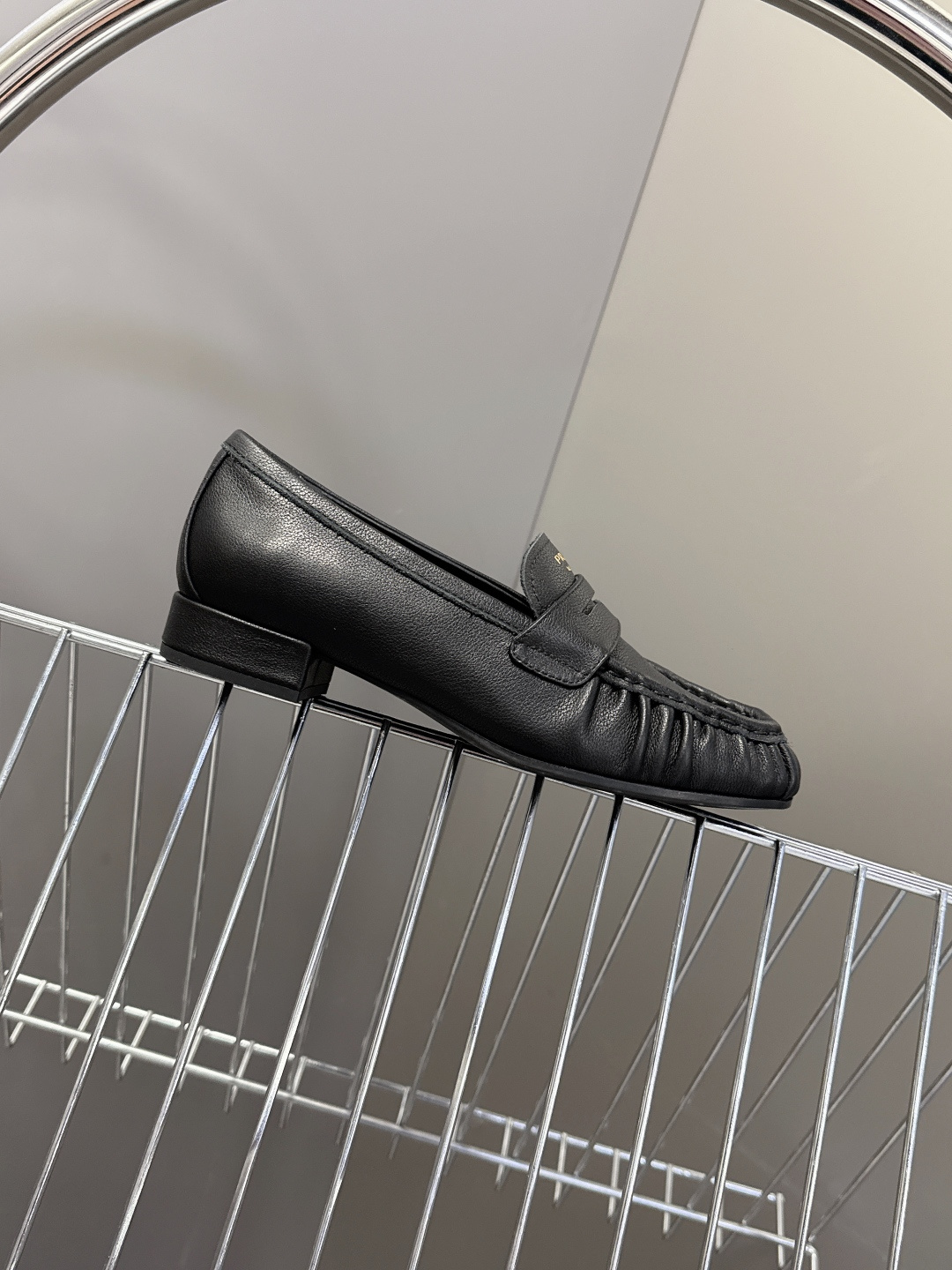 PRADA普拉达2026春夏最新款乐福鞋超多明星网红种草 今年超火的褶皱乐福鞋 柔软细腻 复古又优雅 穿