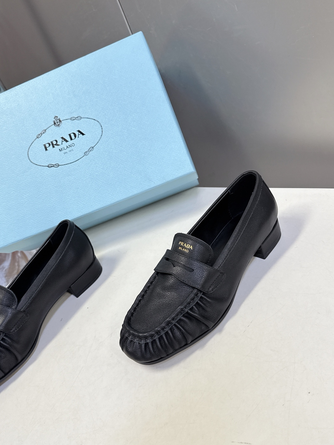 PRADA普拉达2026春夏最新款乐福鞋超多明星网红种草 今年超火的褶皱乐福鞋 柔软细腻 复古又优雅 穿