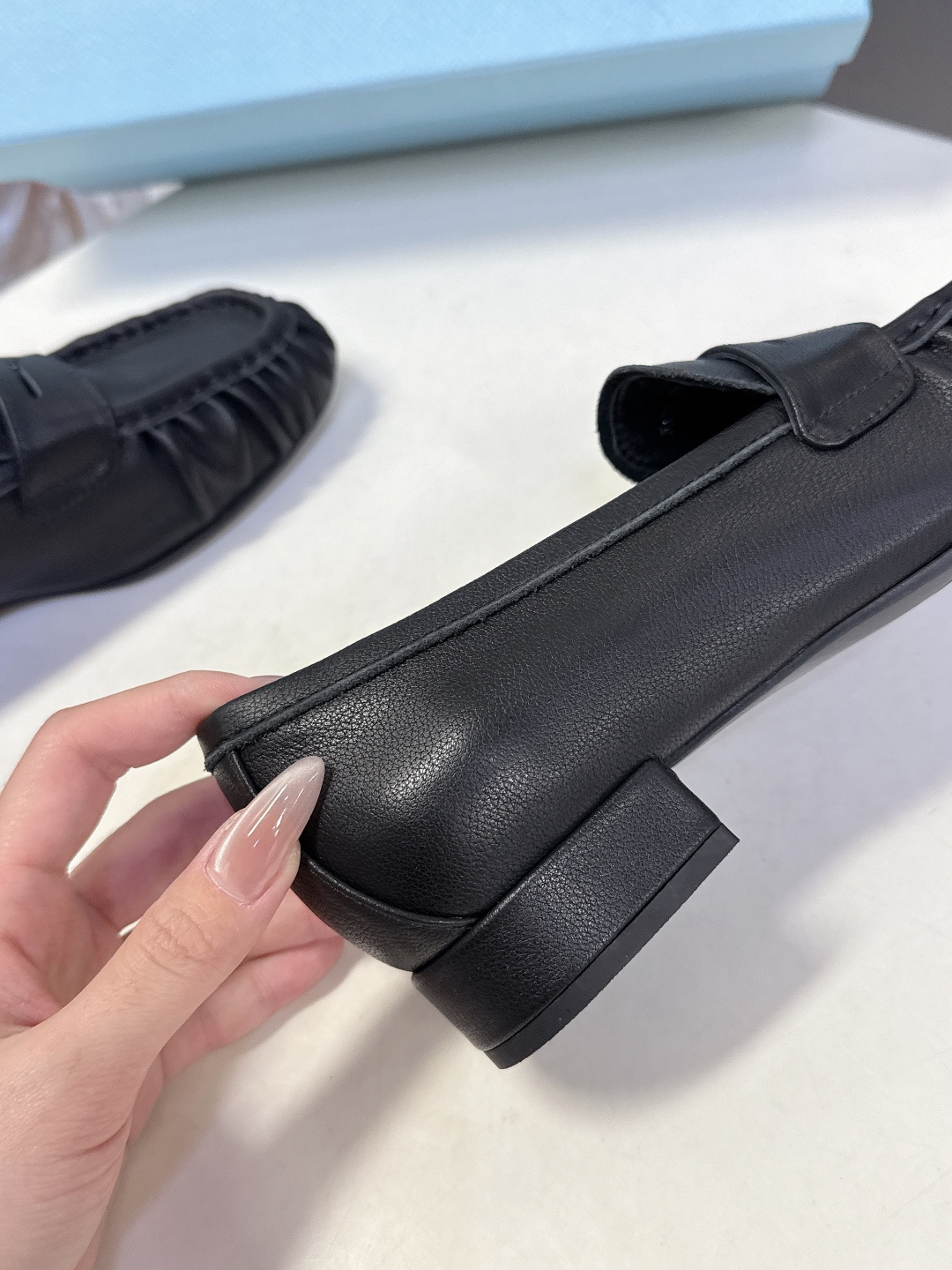 PRADA普拉达2026春夏最新款乐福鞋超多明星网红种草 今年超火的褶皱乐福鞋 柔软细腻 复古又优雅 穿