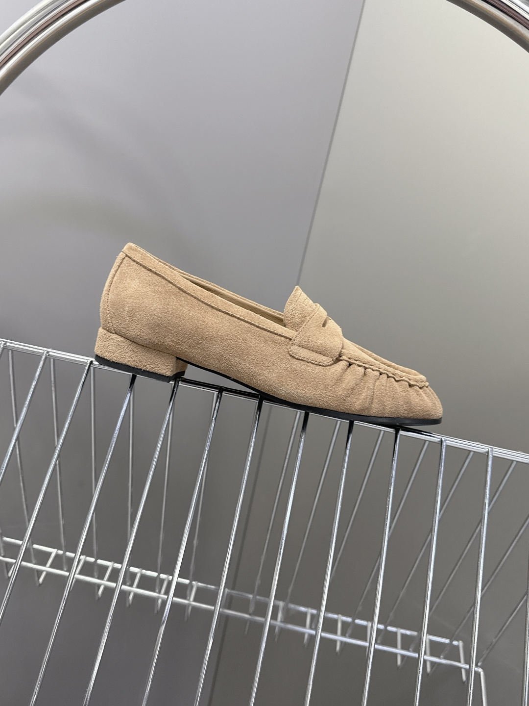 PRADA普拉达2026春夏最新款乐福鞋超多明星网红种草 今年超火的褶皱乐福鞋 柔软细腻 复古又优雅 穿