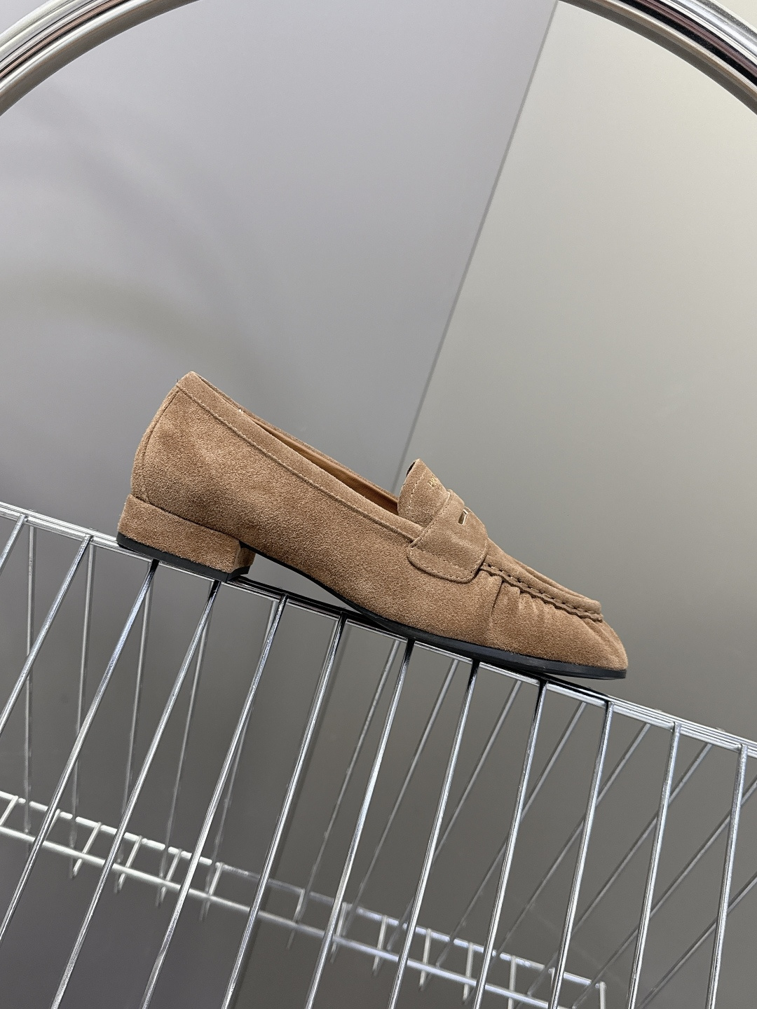 PRADA普拉达2026春夏最新款乐福鞋超多明星网红种草 今年超火的褶皱乐福鞋 柔软细腻 复古又优雅 穿