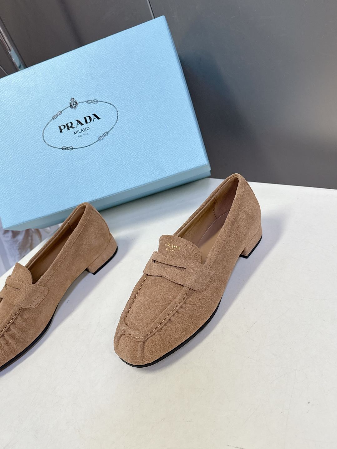 PRADA普拉达2026春夏最新款乐福鞋超多明星网红种草 今年超火的褶皱乐福鞋 柔软细腻 复古又优雅 穿