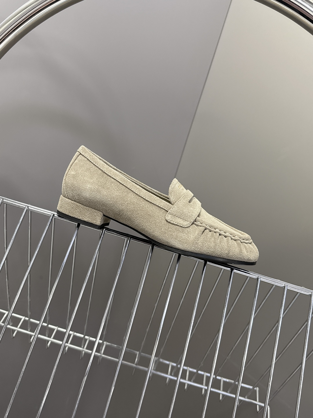 PRADA普拉达2026春夏最新款乐福鞋超多明星网红种草 今年超火的褶皱乐福鞋 柔软细腻 复古又优雅 穿