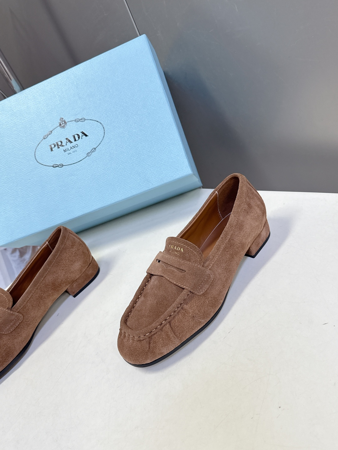 PRADA普拉达2026春夏最新款乐福鞋超多明星网红种草 今年超火的褶皱乐福鞋 柔软细腻 复古又优雅 穿