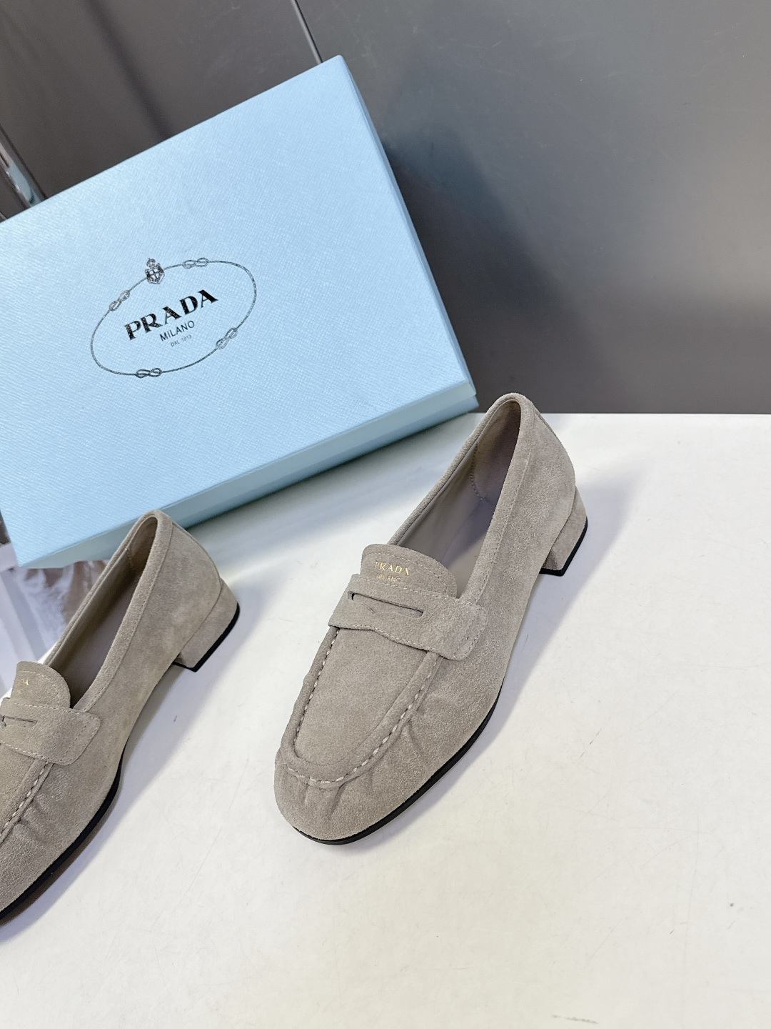 PRADA普拉达2026春夏最新款乐福鞋超多明星网红种草 今年超火的褶皱乐福鞋 柔软细腻 复古又优雅 穿