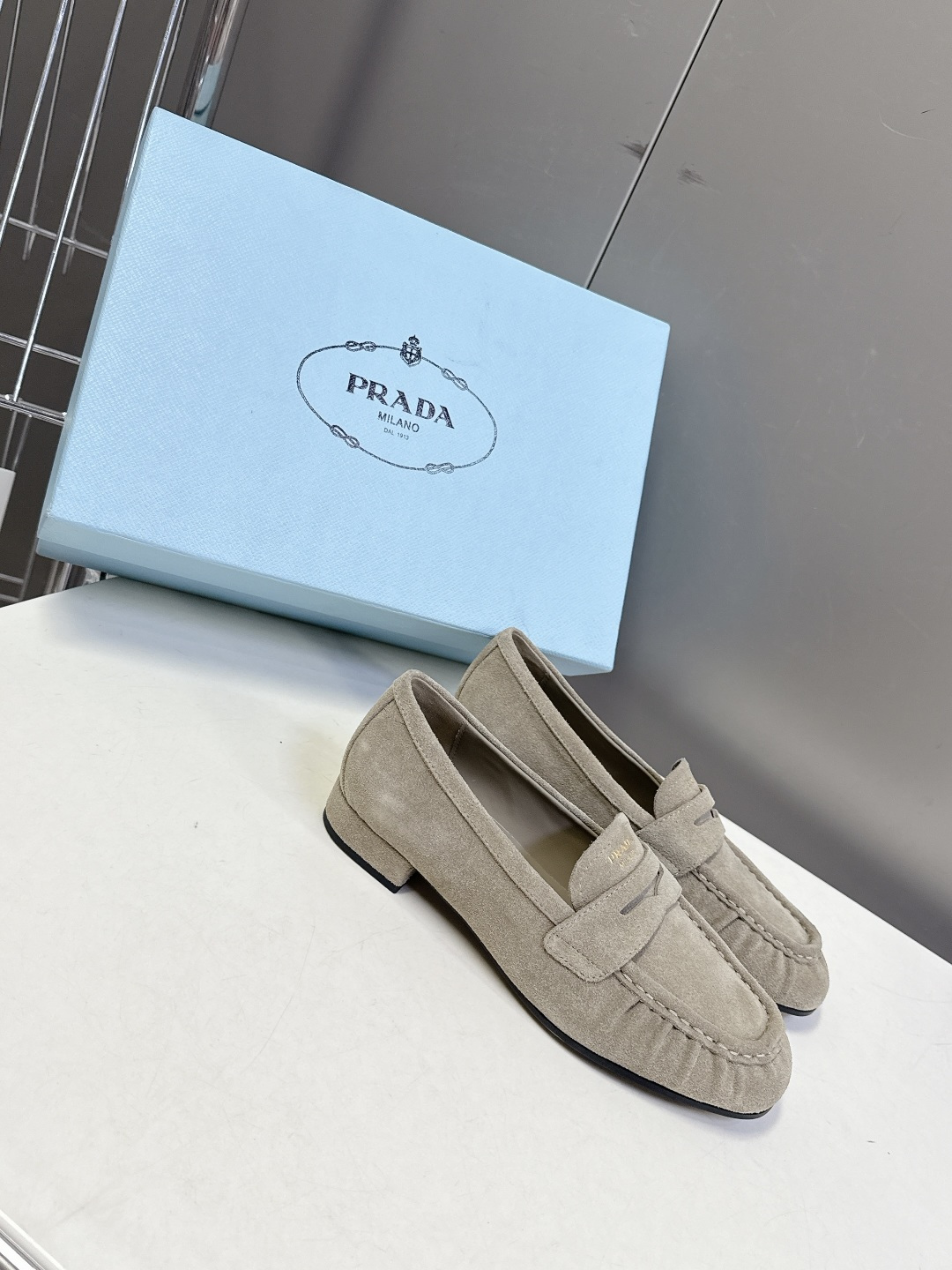 PRADA普拉达2026春夏最新款乐福鞋超多明星网红种草 今年超火的褶皱乐福鞋 柔软细腻 复古又优雅 穿