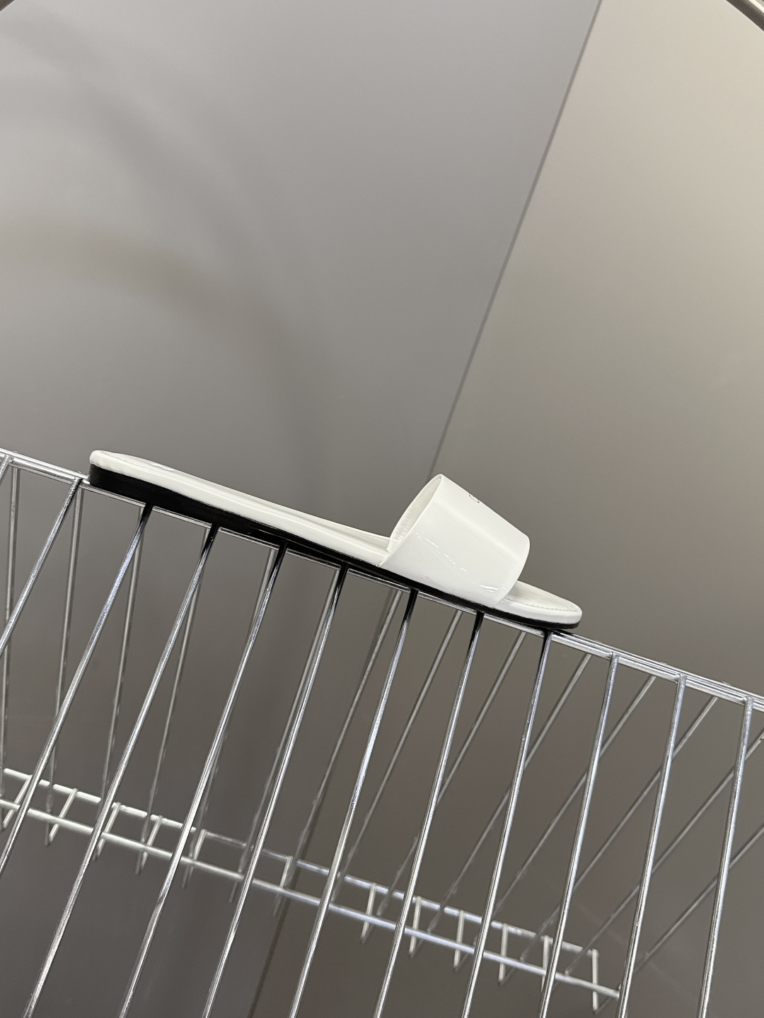 CELINE思琳代级别 春夏新品凯旋门复古罗马拖鞋 进出专柜无压力，重工版，拒绝一眼假low货 超多明星