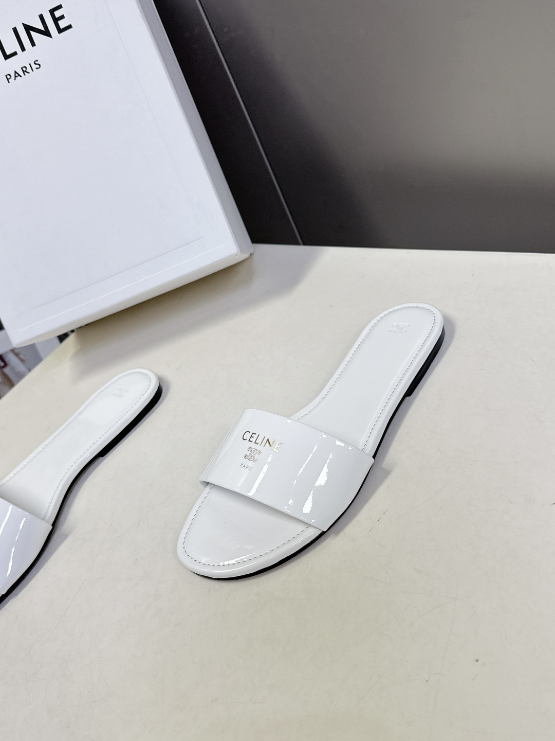 CELINE思琳代级别 春夏新品凯旋门复古罗马拖鞋 进出专柜无压力，重工版，拒绝一眼假low货 超多明星