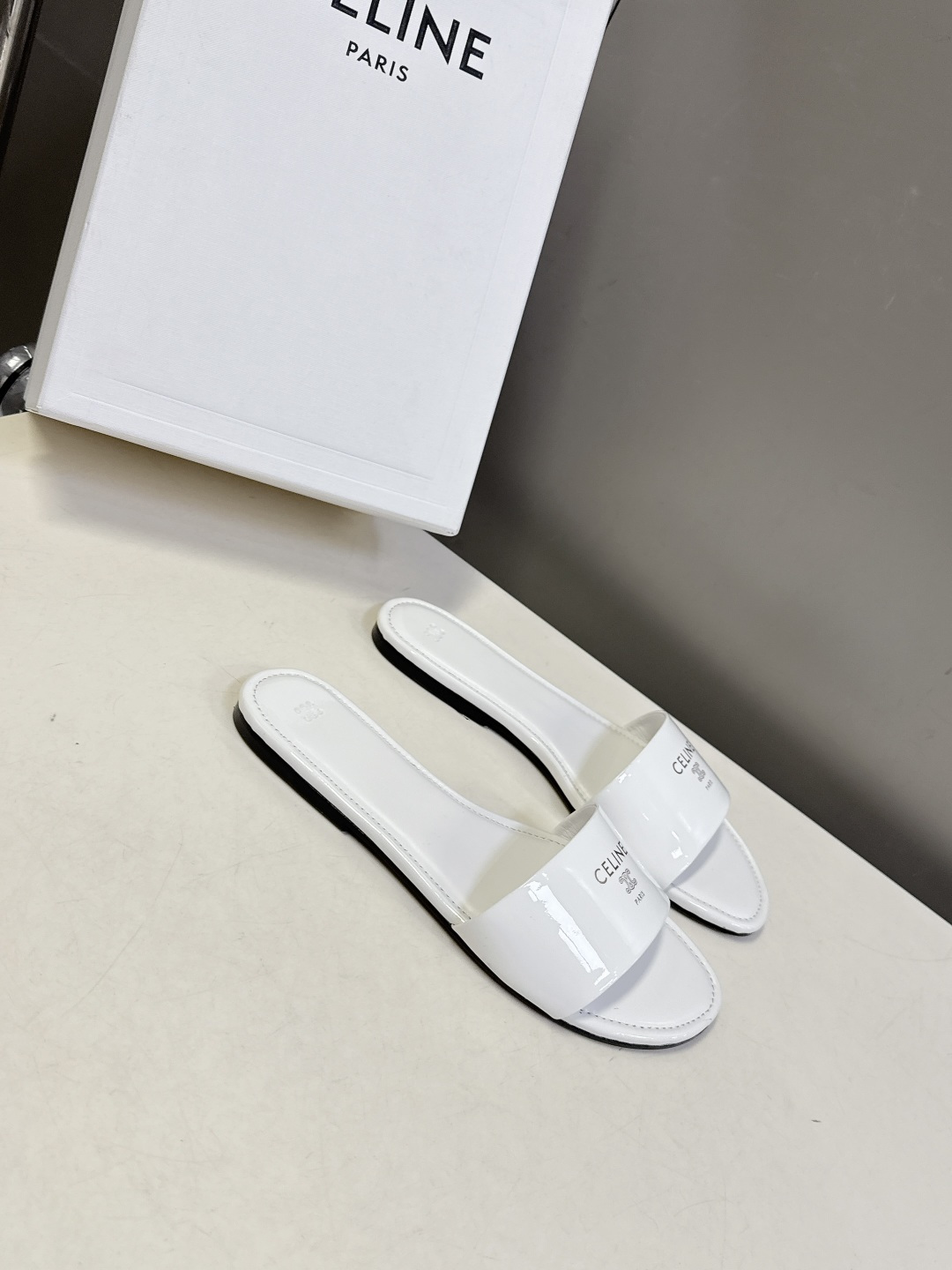CELINE思琳代级别 春夏新品凯旋门复古罗马拖鞋 进出专柜无压力，重工版，拒绝一眼假low货 超多明星
