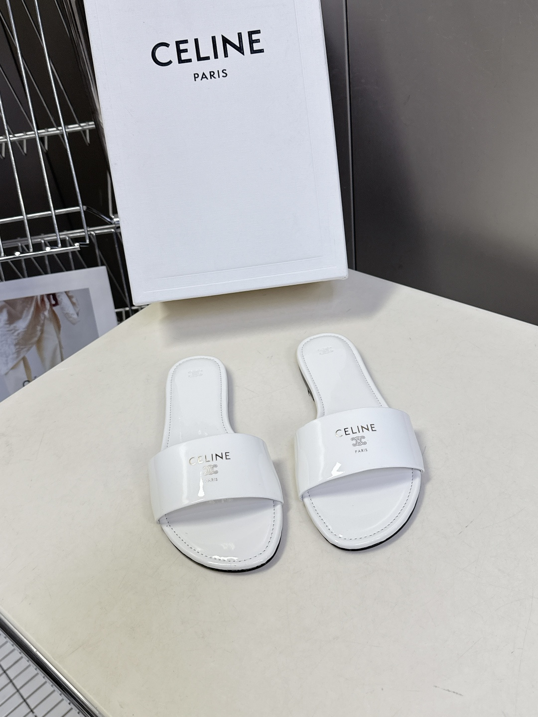 CELINE思琳代级别 春夏新品凯旋门复古罗马拖鞋 进出专柜无压力，重工版，拒绝一眼假low货 超多明星