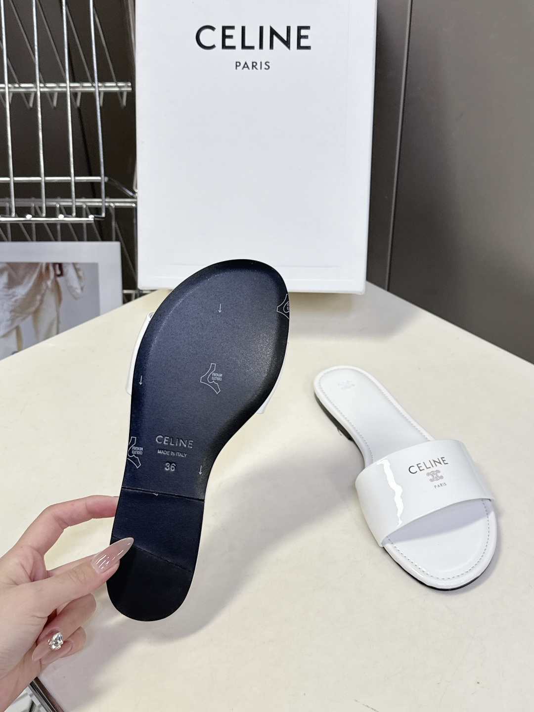 CELINE思琳代级别 春夏新品凯旋门复古罗马拖鞋 进出专柜无压力，重工版，拒绝一眼假low货 超多明星