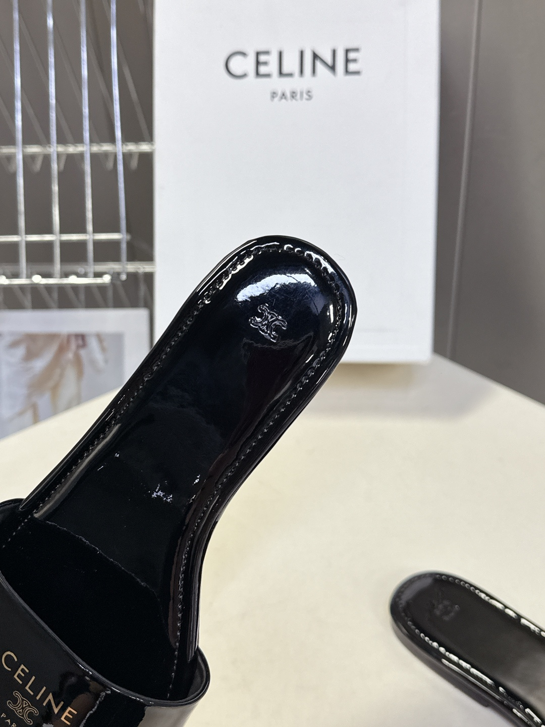 CELINE思琳代级别 春夏新品凯旋门复古罗马拖鞋 进出专柜无压力，重工版，拒绝一眼假low货 超多明星