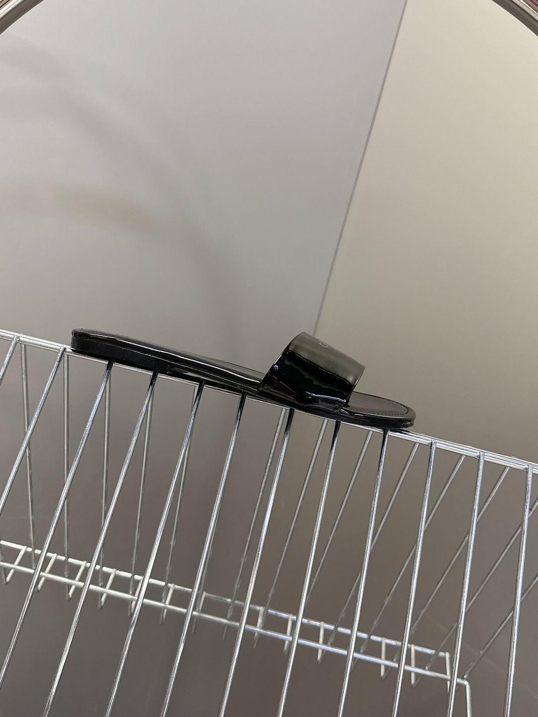 CELINE思琳代级别 春夏新品凯旋门复古罗马拖鞋 进出专柜无压力，重工版，拒绝一眼假low货 超多明星