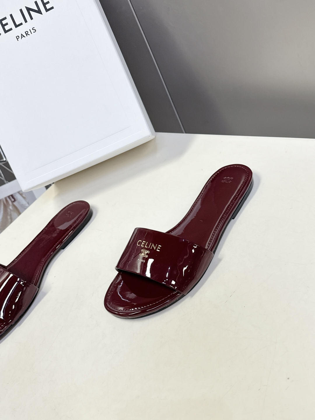 CELINE思琳代级别 春夏新品凯旋门复古罗马拖鞋 进出专柜无压力，重工版，拒绝一眼假low货 超多明星