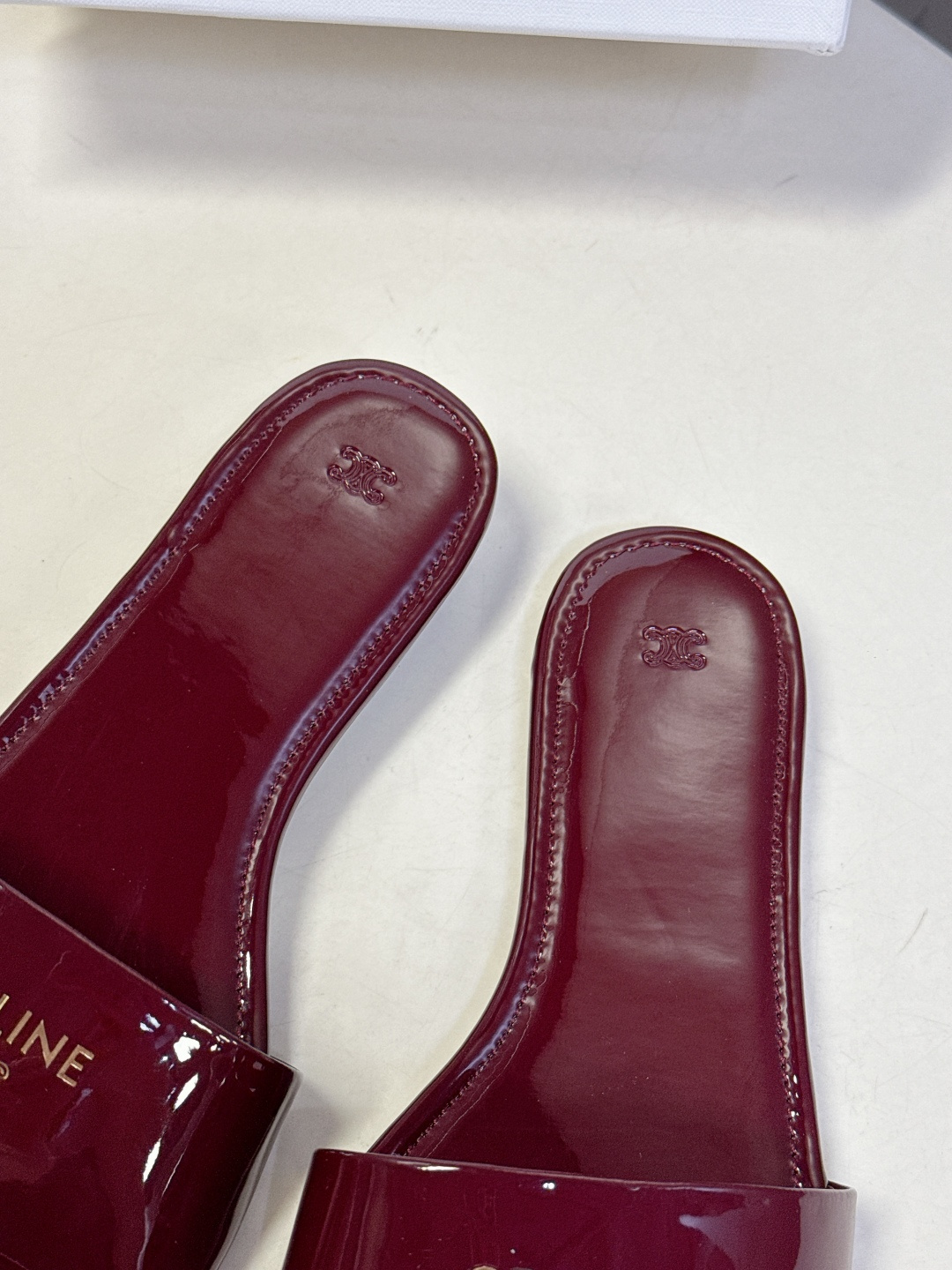 CELINE思琳代级别 春夏新品凯旋门复古罗马拖鞋 进出专柜无压力，重工版，拒绝一眼假low货 超多明星