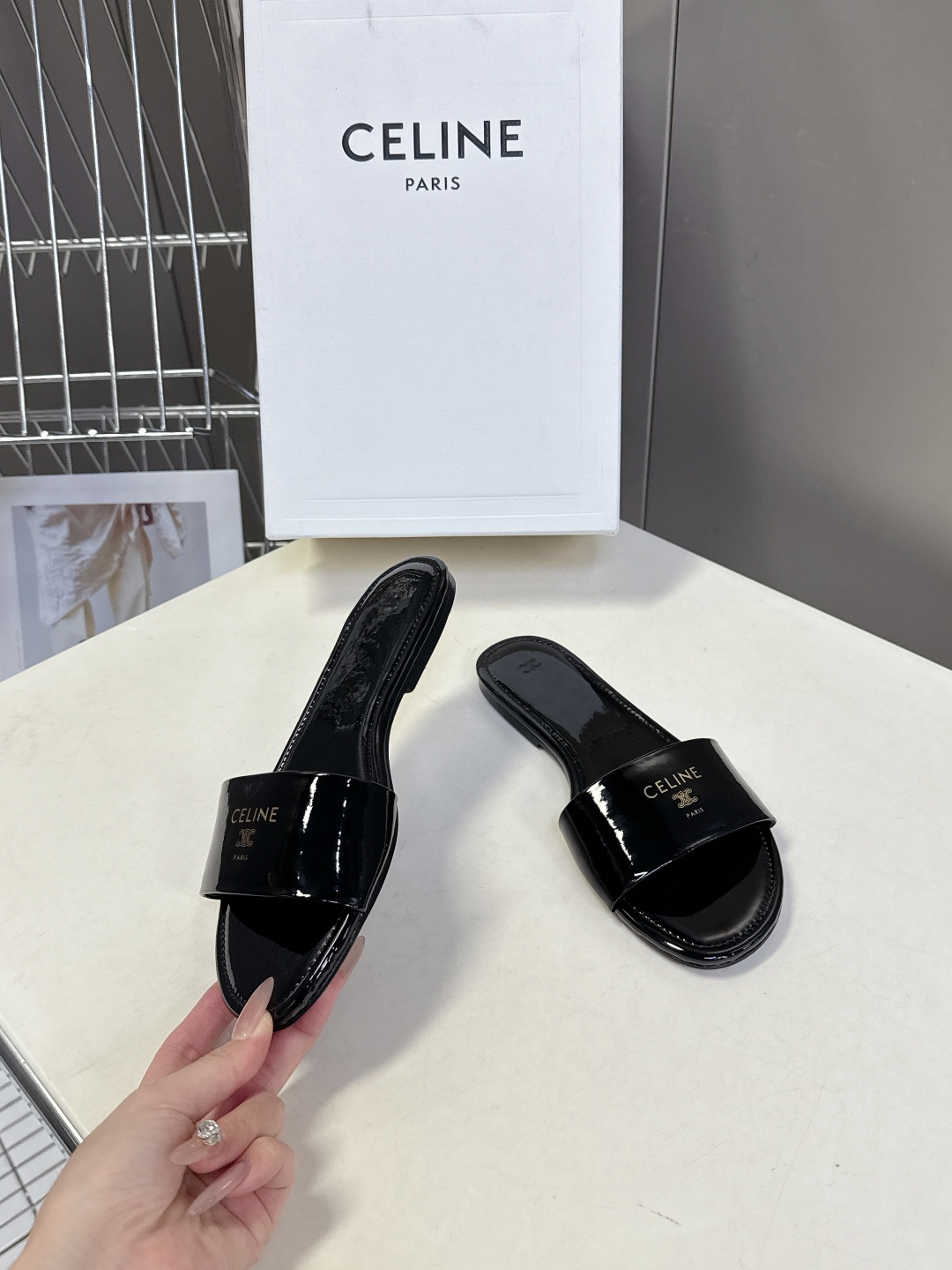 CELINE思琳代级别 春夏新品凯旋门复古罗马拖鞋 进出专柜无压力，重工版，拒绝一眼假low货 超多明星