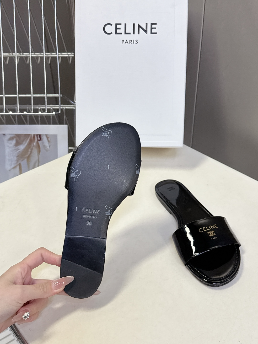 CELINE思琳代级别 春夏新品凯旋门复古罗马拖鞋 进出专柜无压力，重工版，拒绝一眼假low货 超多明星