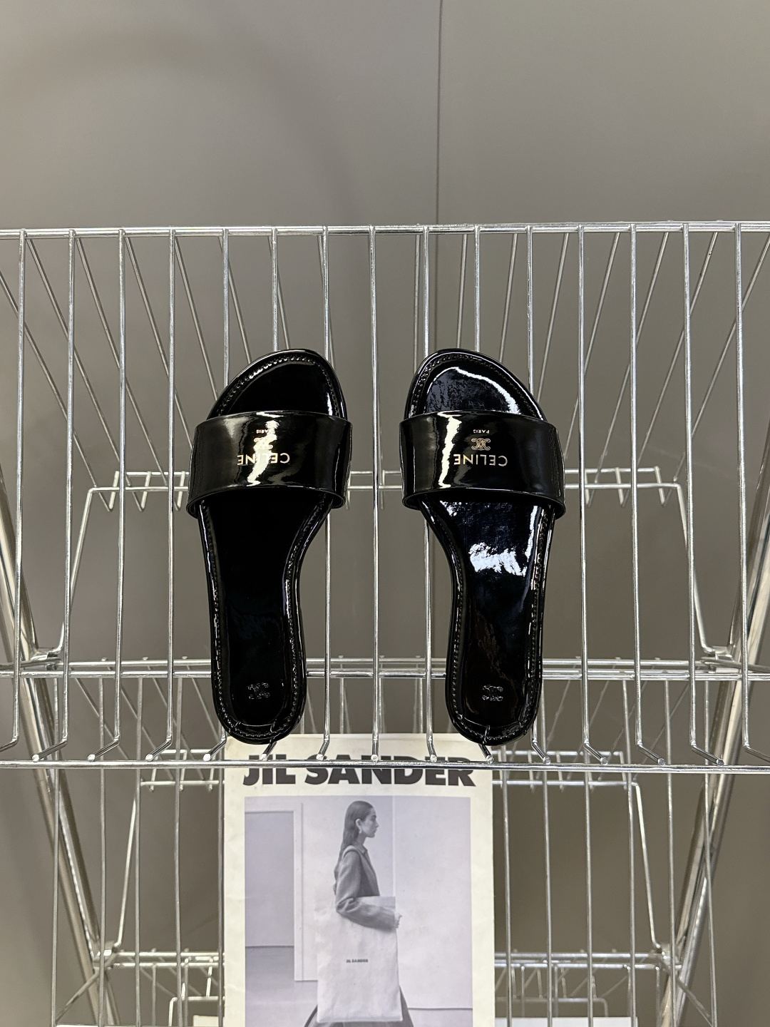 CELINE思琳代级别 春夏新品凯旋门复古罗马拖鞋 进出专柜无压力，重工版，拒绝一眼假low货 超多明星