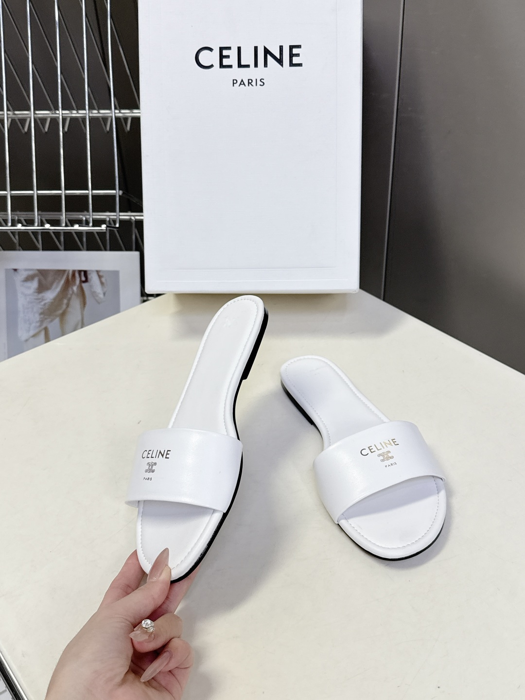 CELINE思琳代级别 春夏新品凯旋门复古罗马拖鞋 进出专柜无压力，重工版，拒绝一眼假low货 超多明星