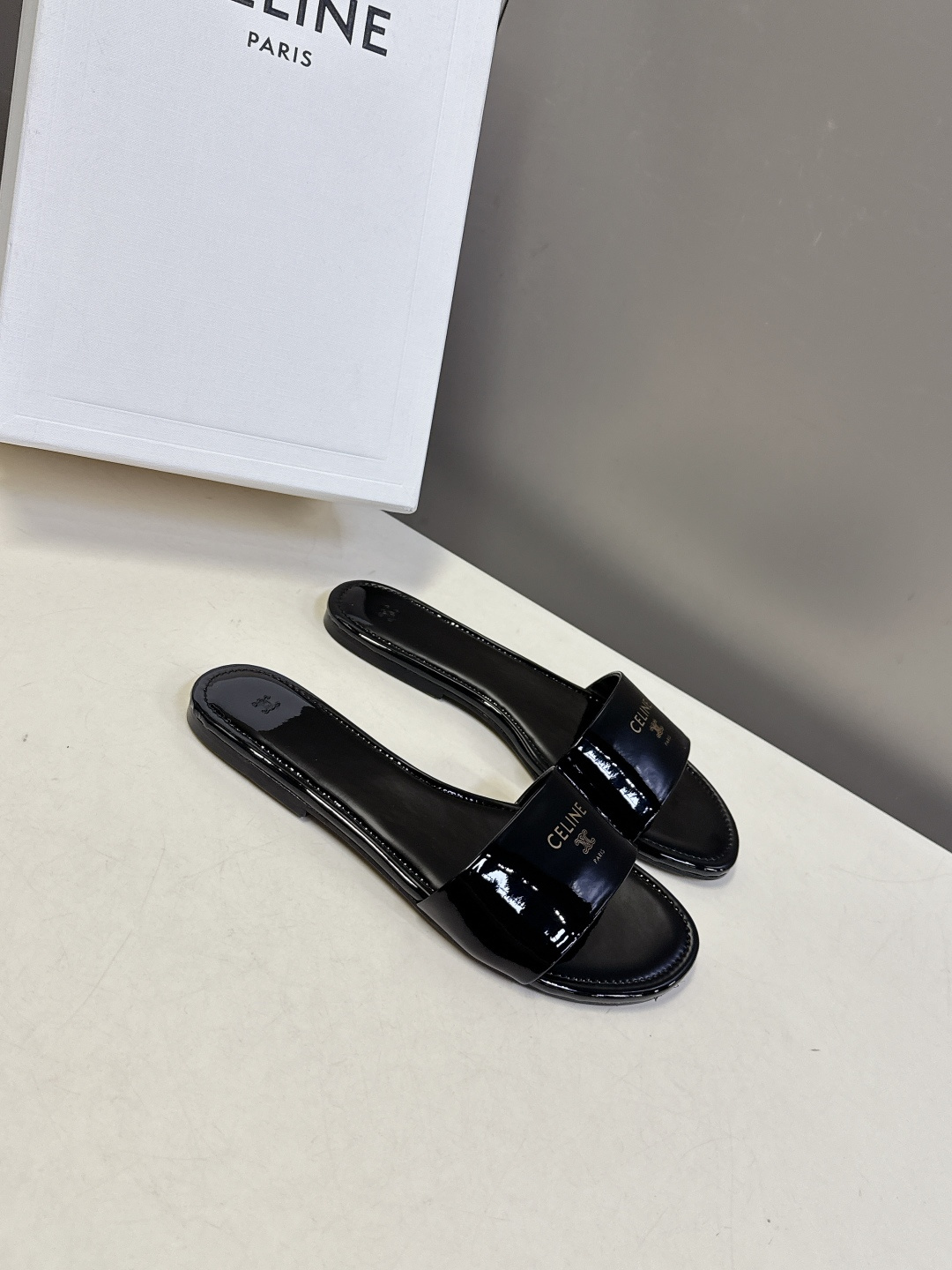 CELINE思琳代级别 春夏新品凯旋门复古罗马拖鞋 进出专柜无压力，重工版，拒绝一眼假low货 超多明星
