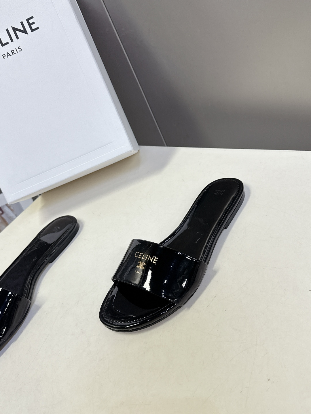 CELINE思琳代级别 春夏新品凯旋门复古罗马拖鞋 进出专柜无压力，重工版，拒绝一眼假low货 超多明星