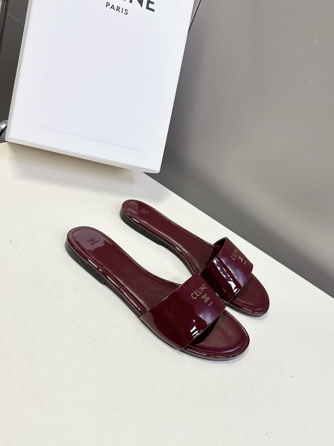 CELINE思琳代级别 春夏新品凯旋门复古罗马拖鞋 进出专柜无压力，重工版，拒绝一眼假low货 超多明星