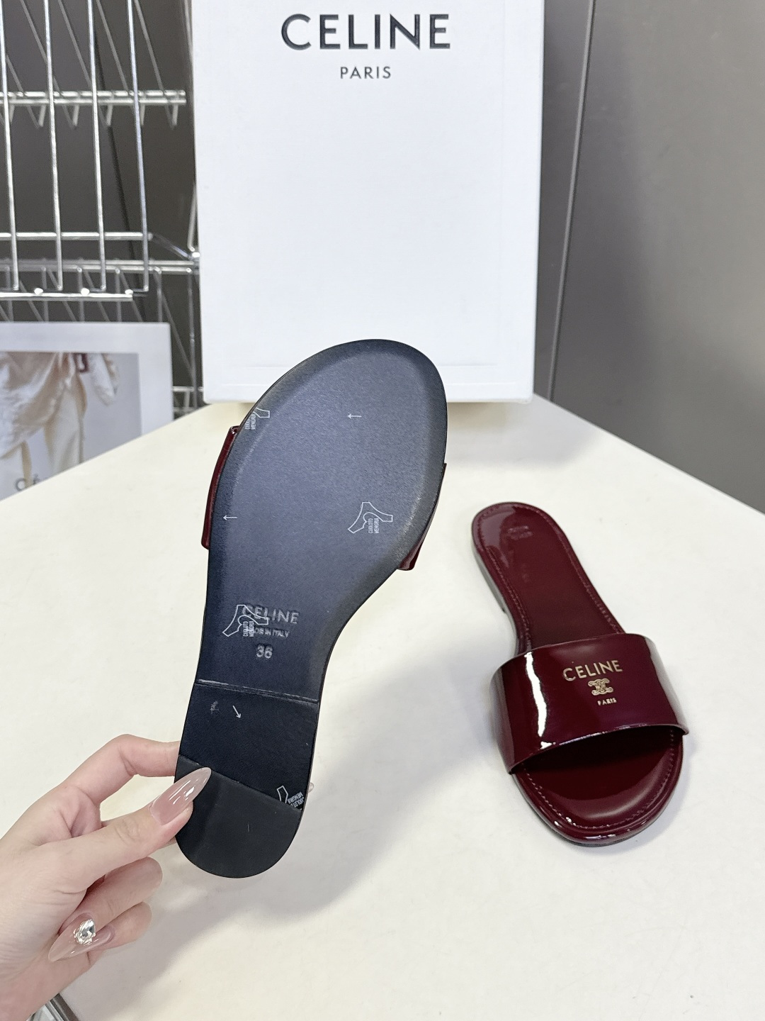 CELINE思琳代级别 春夏新品凯旋门复古罗马拖鞋 进出专柜无压力，重工版，拒绝一眼假low货 超多明星