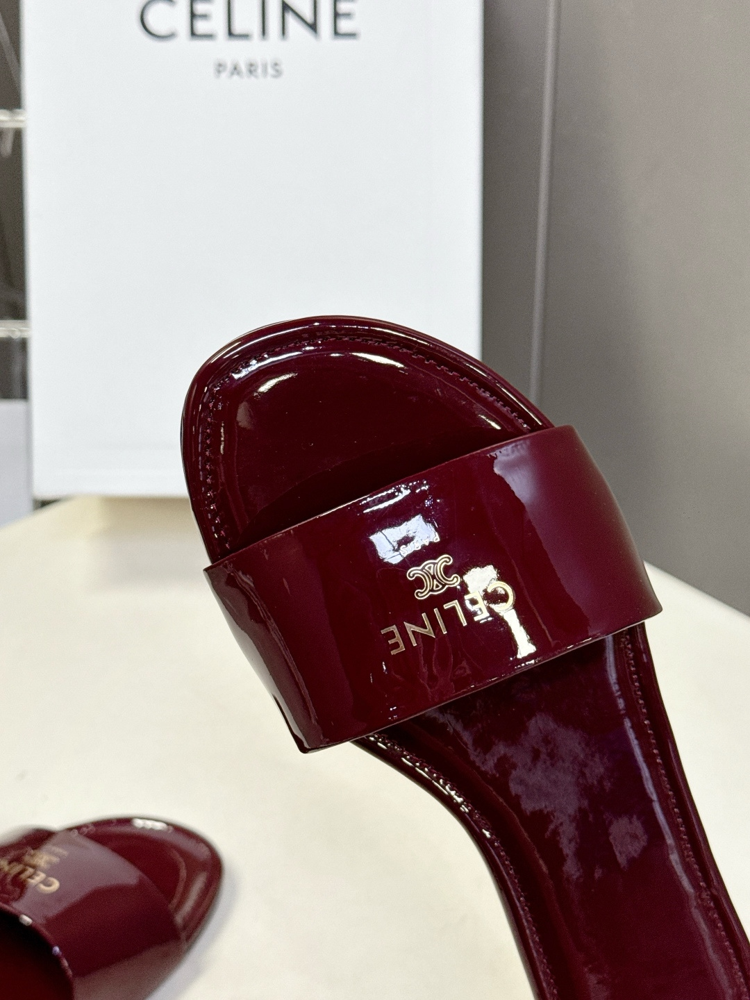 CELINE思琳代级别 春夏新品凯旋门复古罗马拖鞋 进出专柜无压力，重工版，拒绝一眼假low货 超多明星