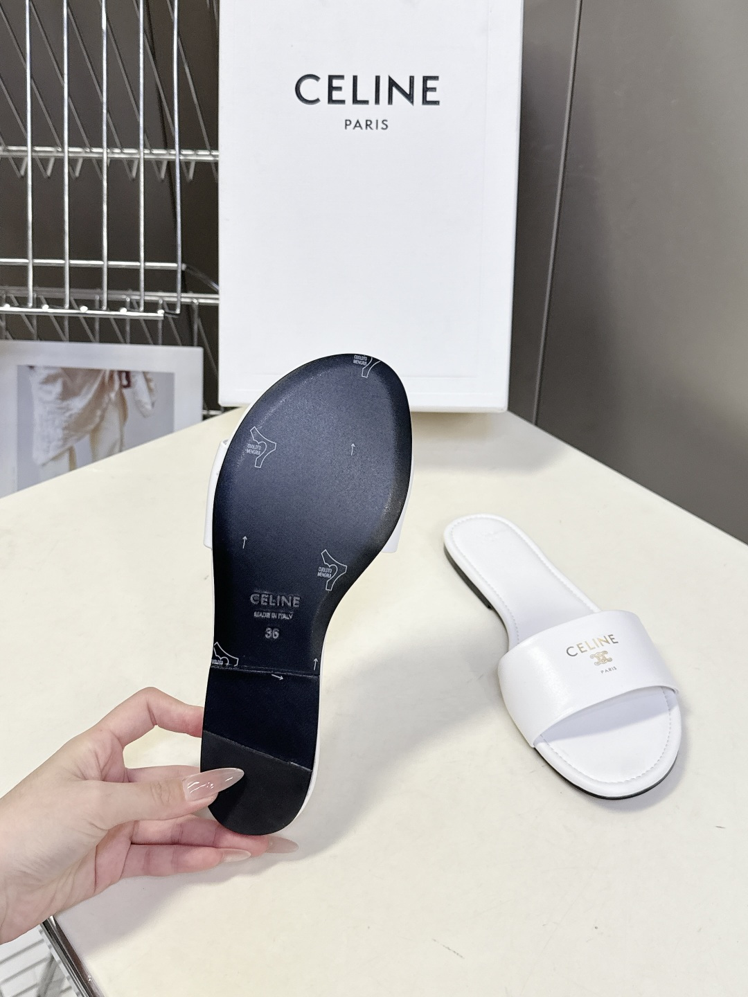 CELINE思琳代级别 春夏新品凯旋门复古罗马拖鞋 进出专柜无压力，重工版，拒绝一眼假low货 超多明星