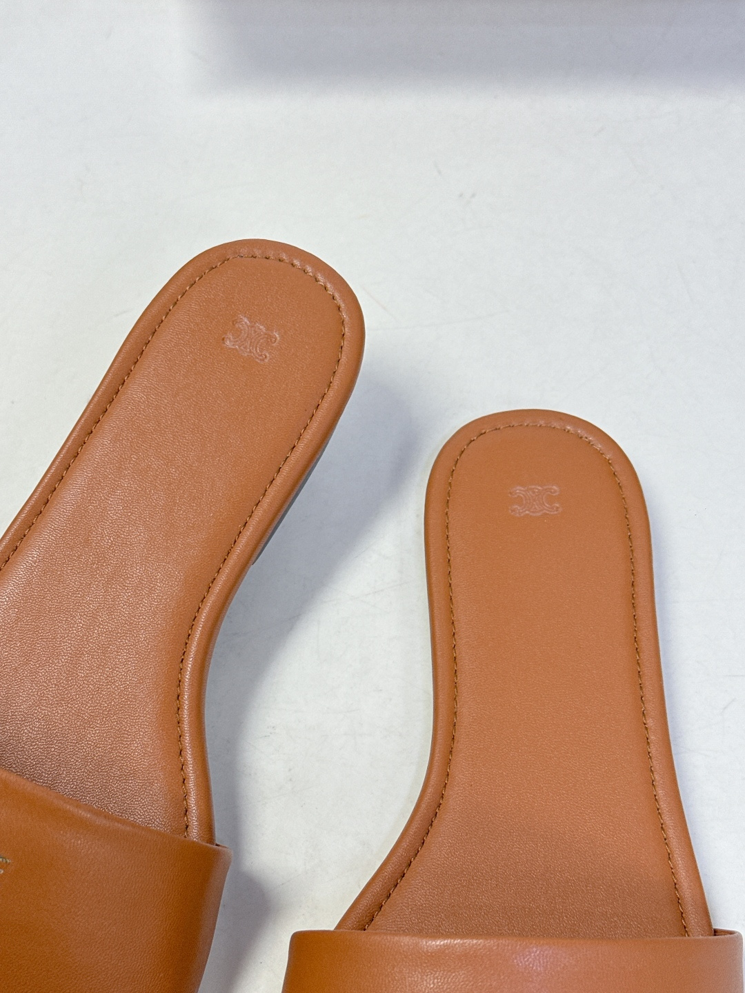 CELINE思琳代级别 春夏新品凯旋门复古罗马拖鞋 进出专柜无压力，重工版，拒绝一眼假low货 超多明星