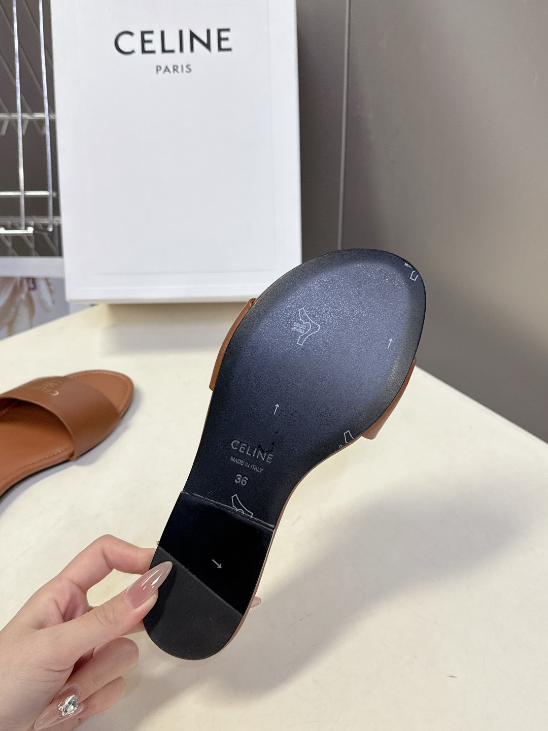 CELINE思琳代级别 春夏新品凯旋门复古罗马拖鞋 进出专柜无压力，重工版，拒绝一眼假low货 超多明星