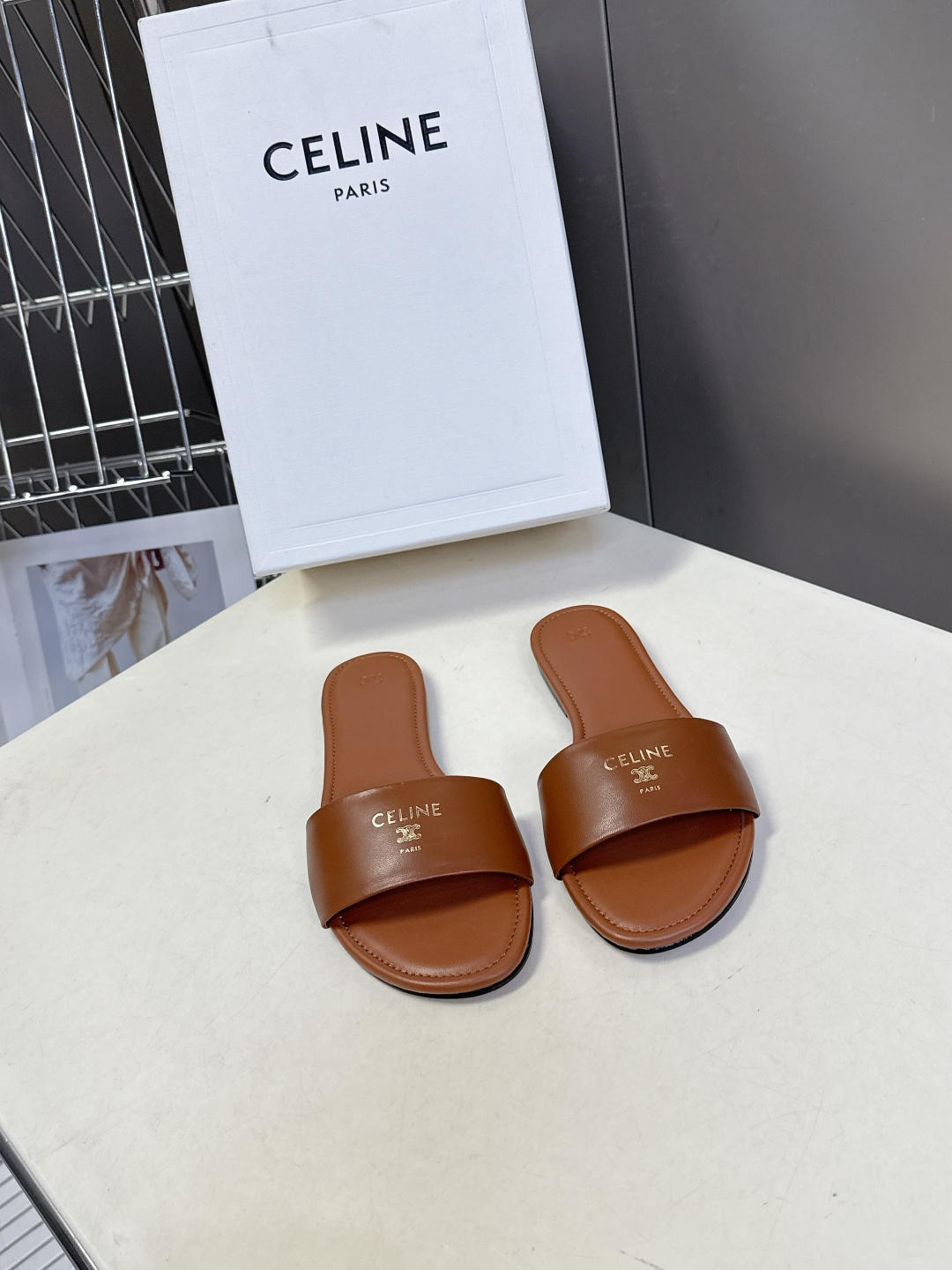 CELINE思琳代级别 春夏新品凯旋门复古罗马拖鞋 进出专柜无压力，重工版，拒绝一眼假low货 超多明星