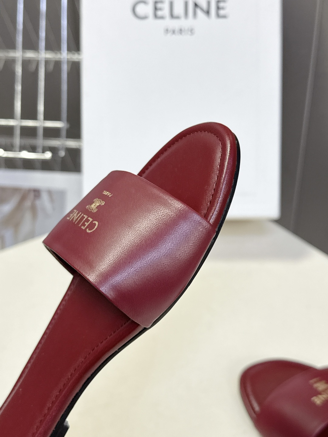 CELINE思琳代级别 春夏新品凯旋门复古罗马拖鞋 进出专柜无压力，重工版，拒绝一眼假low货 超多明星