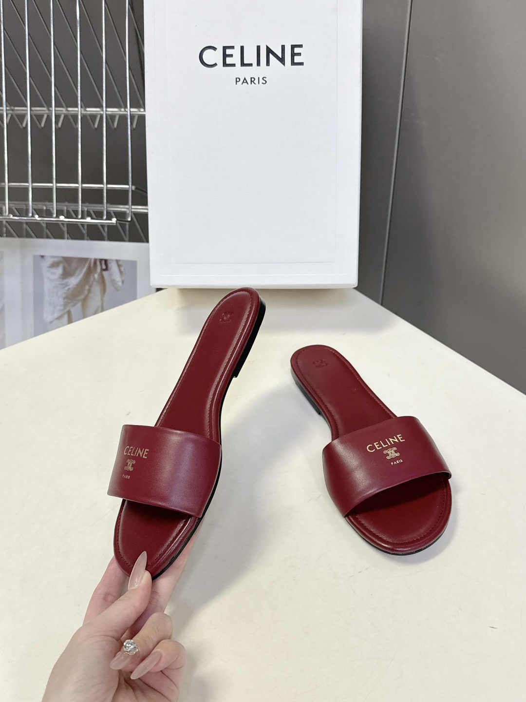 CELINE思琳代级别 春夏新品凯旋门复古罗马拖鞋 进出专柜无压力，重工版，拒绝一眼假low货 超多明星