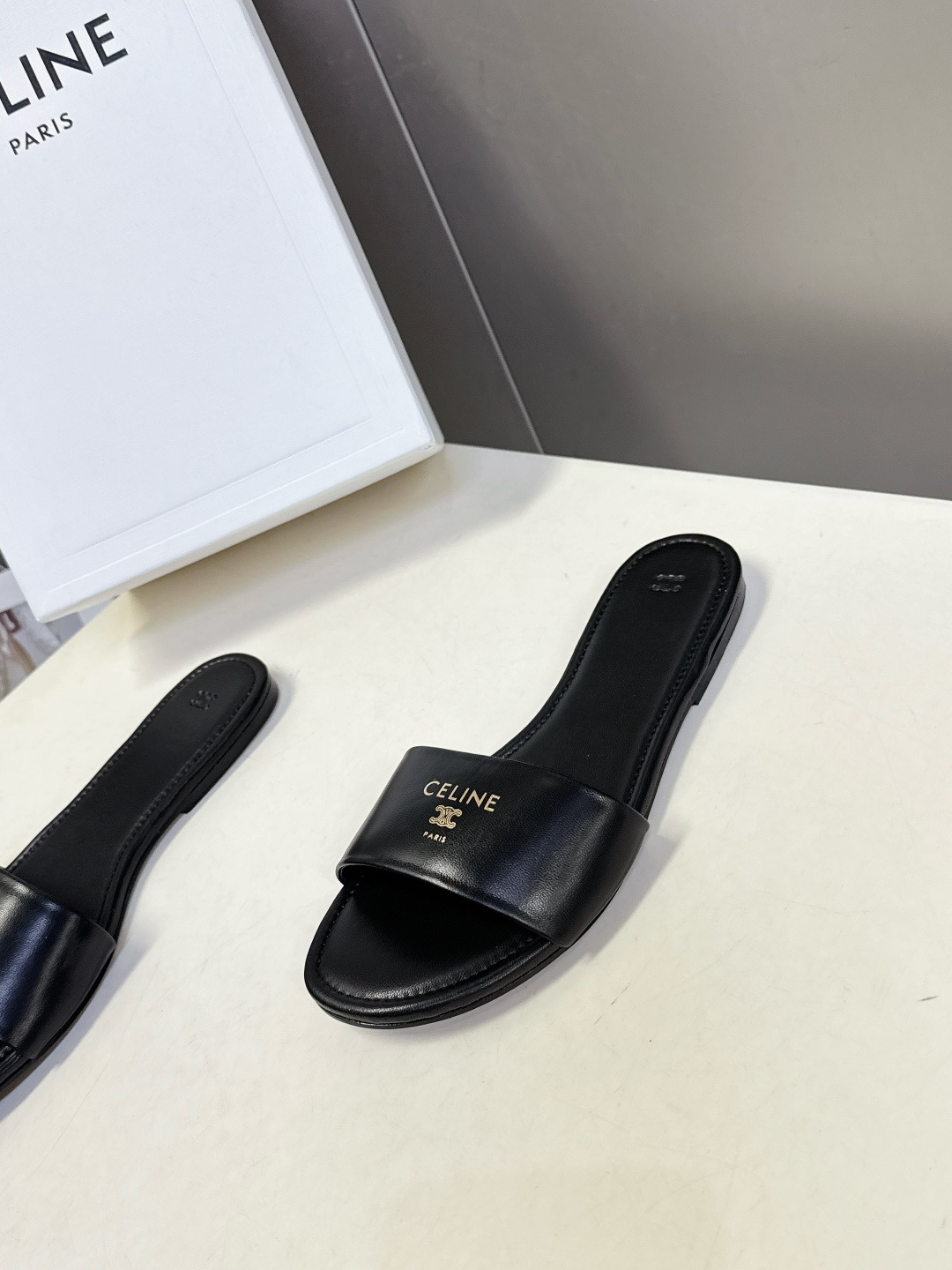 CELINE思琳代级别 春夏新品凯旋门复古罗马拖鞋 进出专柜无压力，重工版，拒绝一眼假low货 超多明星