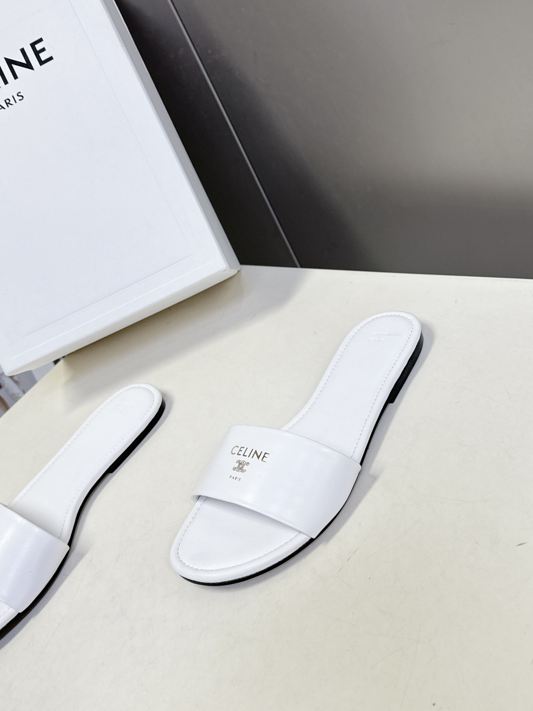 CELINE思琳代级别 春夏新品凯旋门复古罗马拖鞋 进出专柜无压力，重工版，拒绝一眼假low货 超多明星