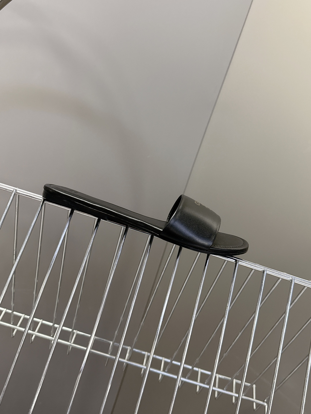 CELINE思琳代级别 春夏新品凯旋门复古罗马拖鞋 进出专柜无压力，重工版，拒绝一眼假low货 超多明星