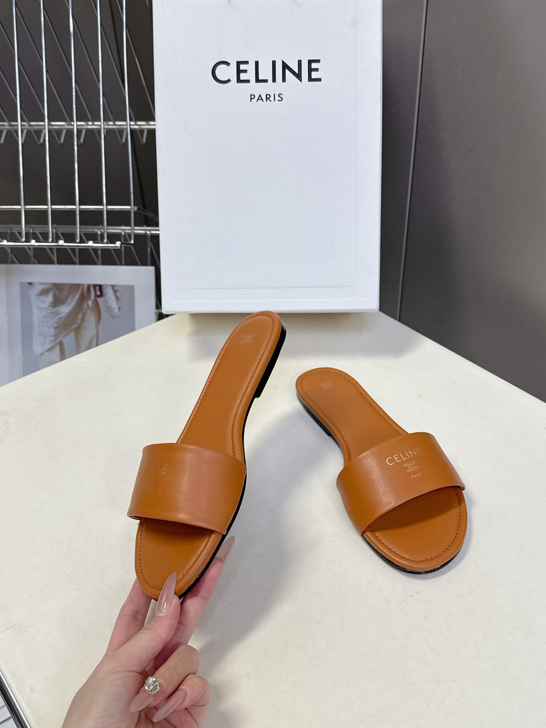CELINE思琳代级别 春夏新品凯旋门复古罗马拖鞋 进出专柜无压力，重工版，拒绝一眼假low货 超多明星