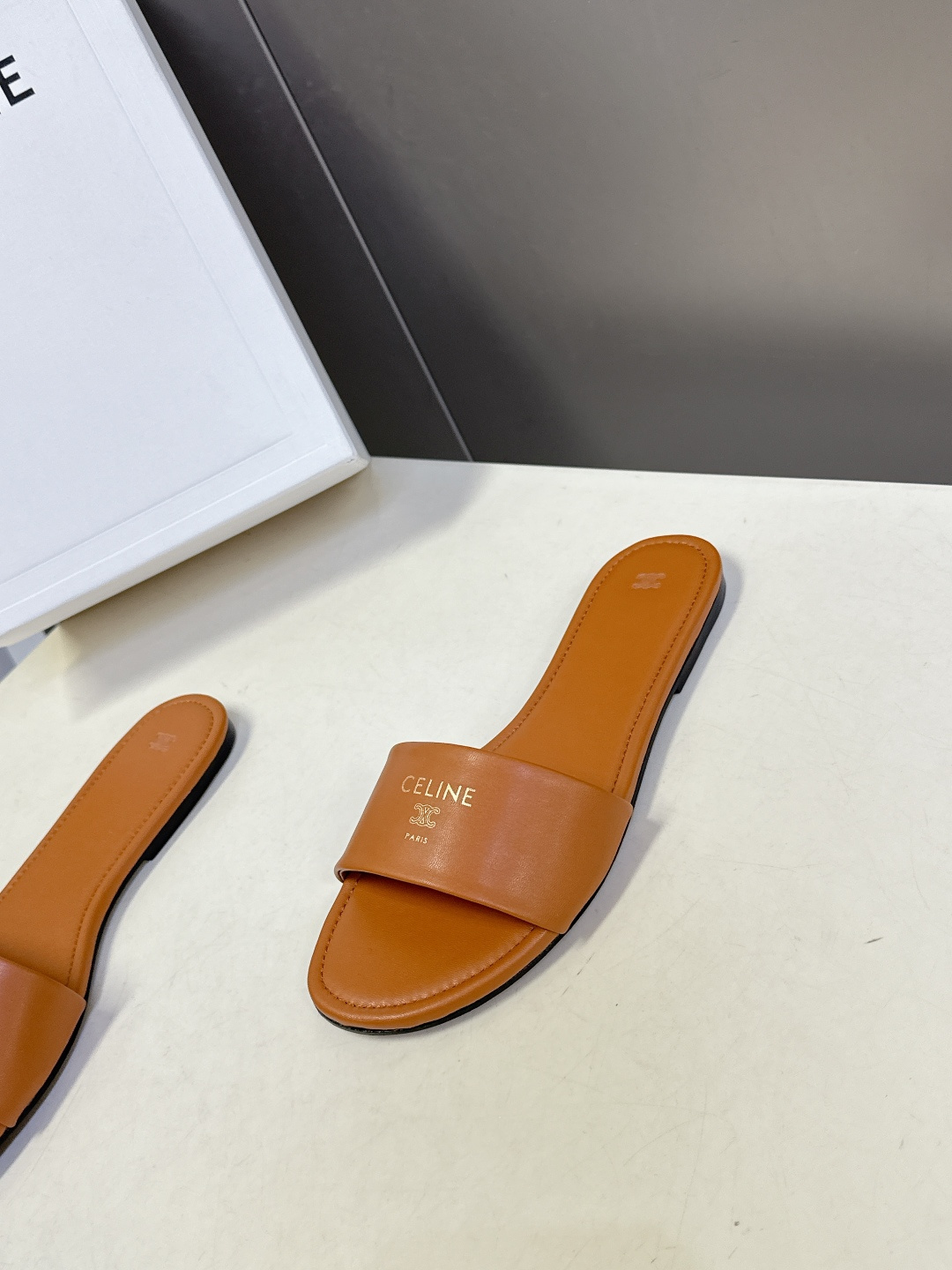 CELINE思琳代级别 春夏新品凯旋门复古罗马拖鞋 进出专柜无压力，重工版，拒绝一眼假low货 超多明星
