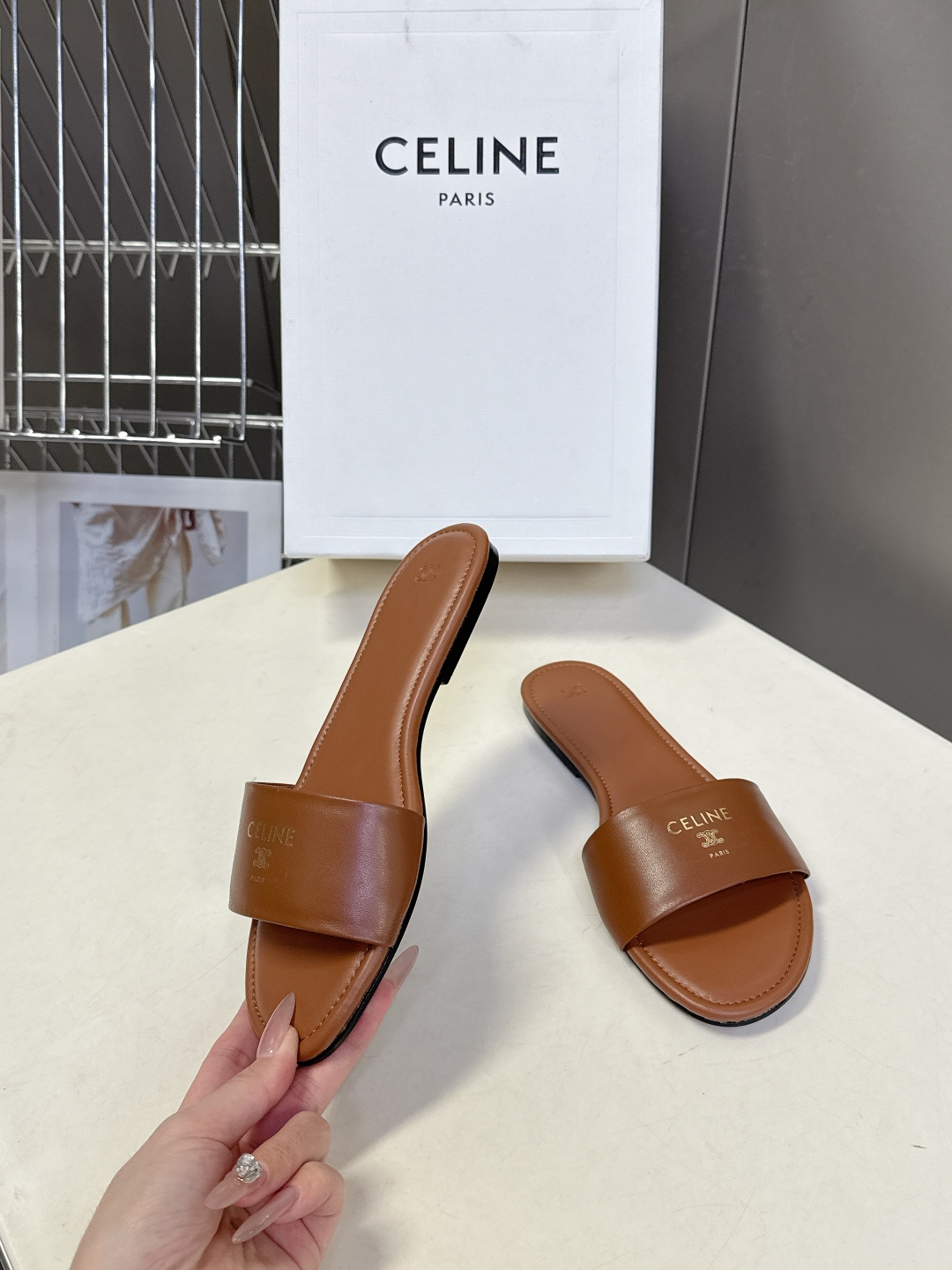 CELINE思琳代级别 春夏新品凯旋门复古罗马拖鞋 进出专柜无压力，重工版，拒绝一眼假low货 超多明星