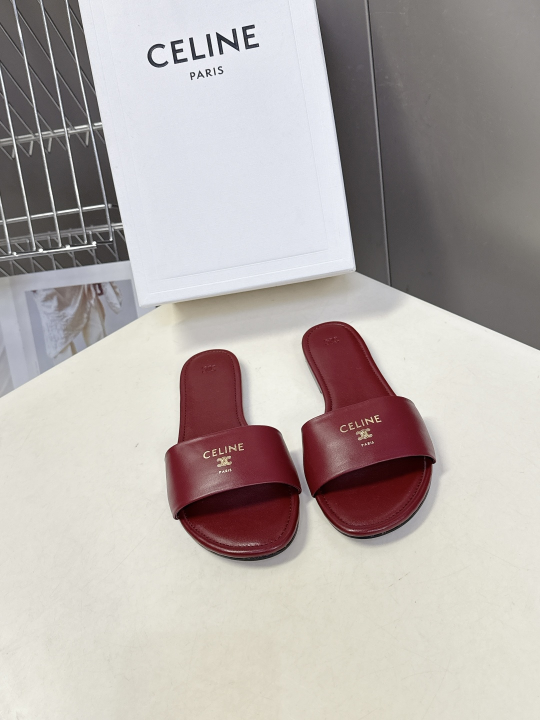 CELINE思琳代级别 春夏新品凯旋门复古罗马拖鞋 进出专柜无压力，重工版，拒绝一眼假low货 超多明星