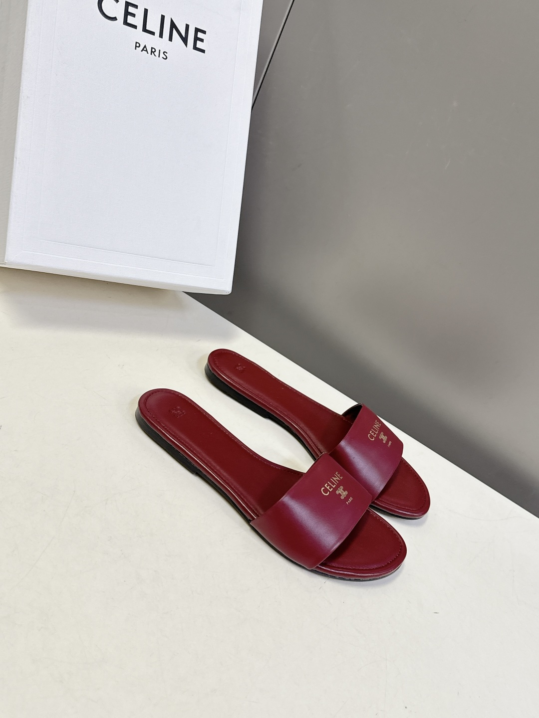 CELINE思琳代级别 春夏新品凯旋门复古罗马拖鞋 进出专柜无压力，重工版，拒绝一眼假low货 超多明星