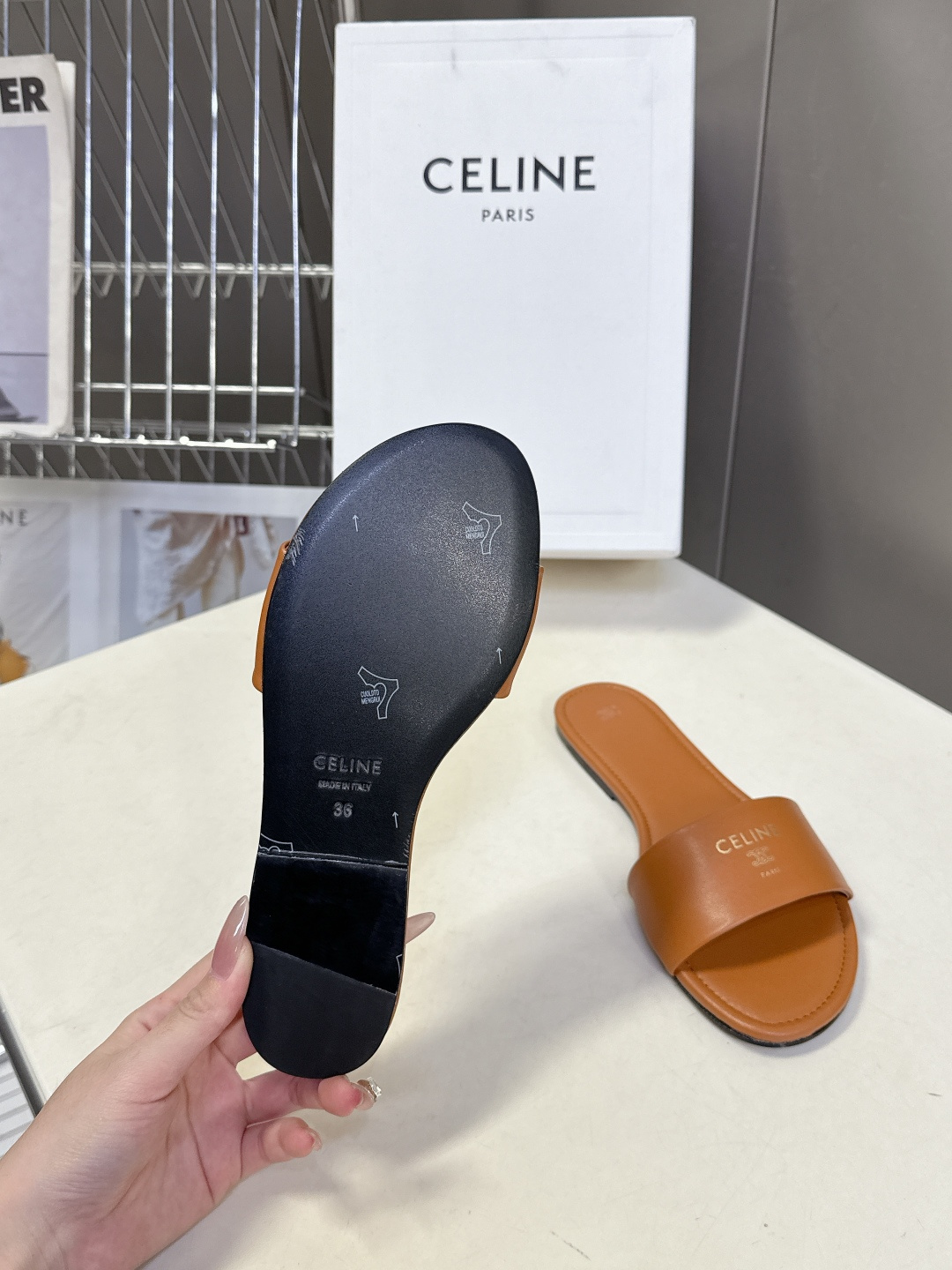 CELINE思琳代级别 春夏新品凯旋门复古罗马拖鞋 进出专柜无压力，重工版，拒绝一眼假low货 超多明星