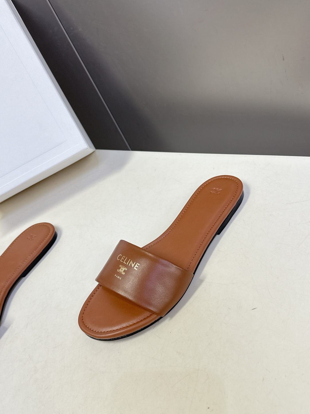 CELINE思琳代级别 春夏新品凯旋门复古罗马拖鞋 进出专柜无压力，重工版，拒绝一眼假low货 超多明星