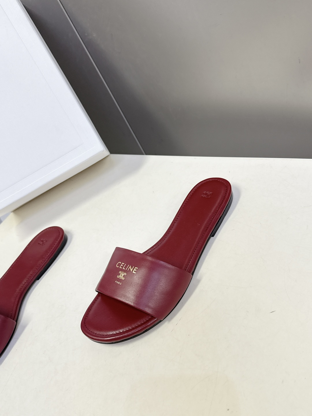 CELINE思琳代级别 春夏新品凯旋门复古罗马拖鞋 进出专柜无压力，重工版，拒绝一眼假low货 超多明星