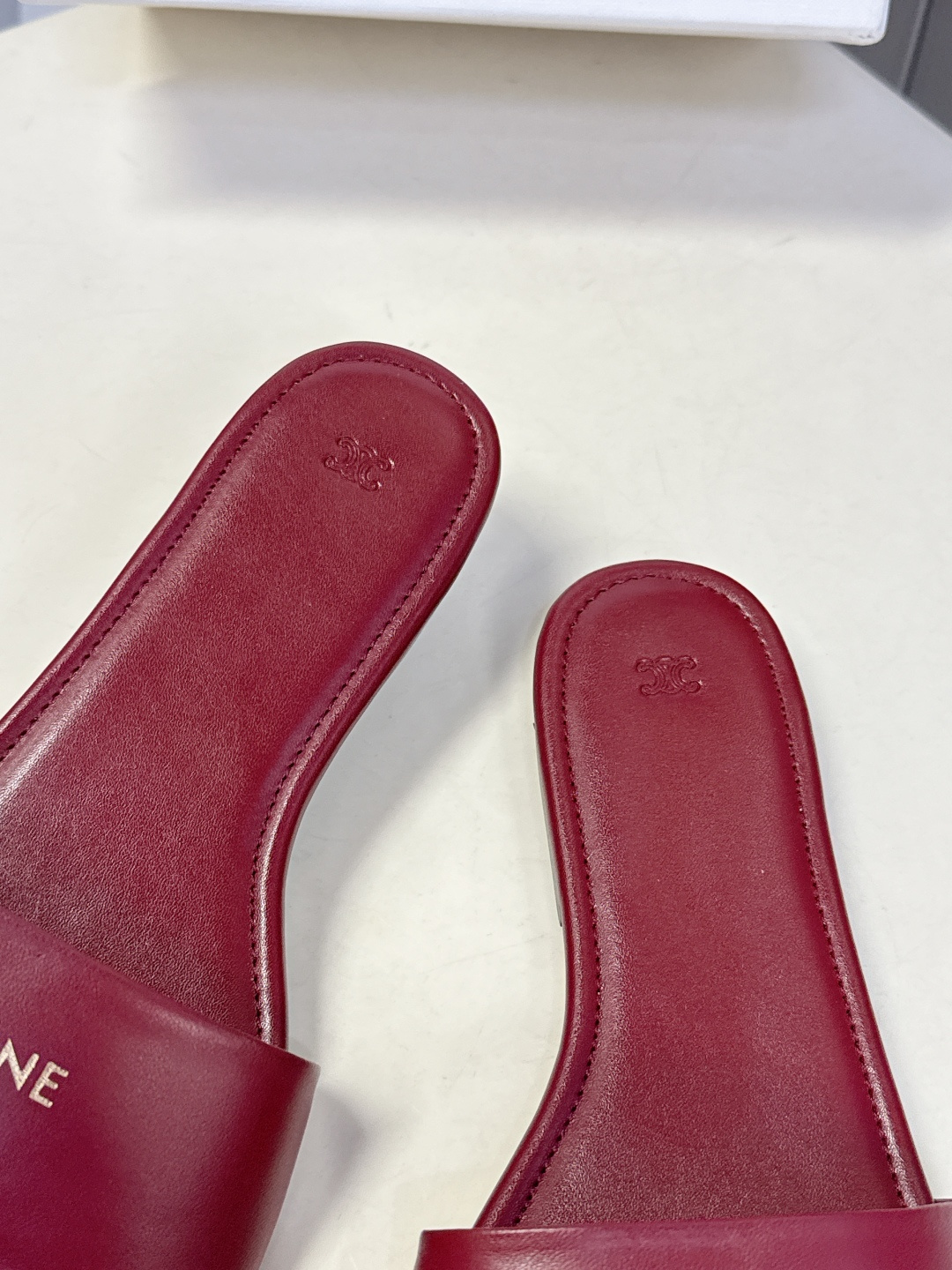 CELINE思琳代级别 春夏新品凯旋门复古罗马拖鞋 进出专柜无压力，重工版，拒绝一眼假low货 超多明星