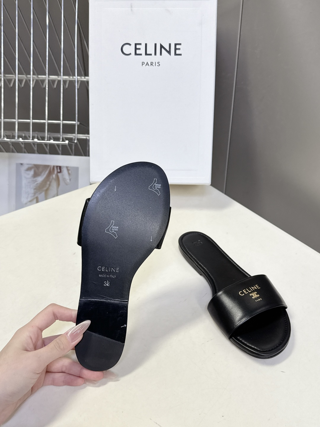 CELINE思琳代级别 春夏新品凯旋门复古罗马拖鞋 进出专柜无压力，重工版，拒绝一眼假low货 超多明星