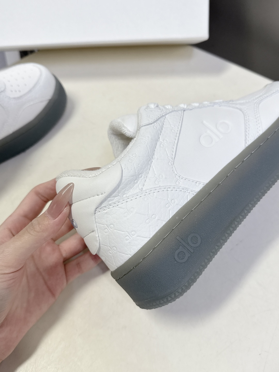 alo2026春夏新款拼色小白鞋厚底舒适休闲鞋 今天超级🔥的品牌 好多明星网红种草 上脚非常轻便套上袜套